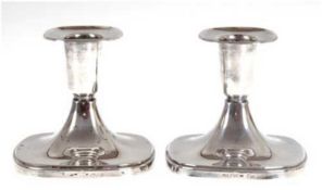 Paar Kerzenhalten, Silber, Schweden 1965, signiert "T. Eloh", Stand gefüllt, quadratischer Fuß und 