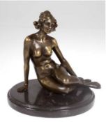 Bronze-Figur "Sitzender weiblicher Akt", Nachguß 20. Jh., braun patiniert, bezeichnet "Preiss", Gie