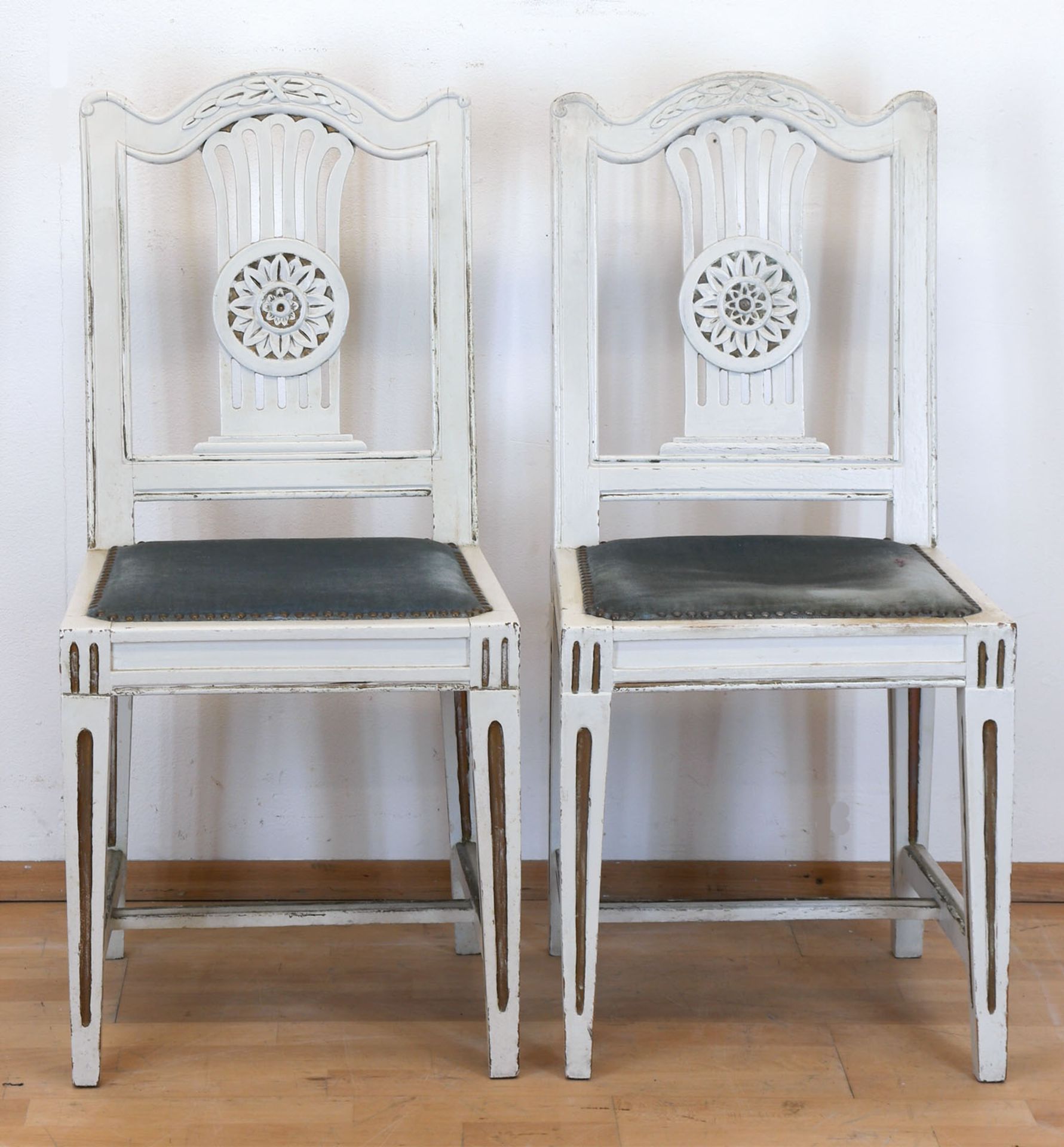 Paar Stühle im Empirestil, weiß gefaßt, über konischen verstrebten Beinen gepolsterter Sitz mit Led