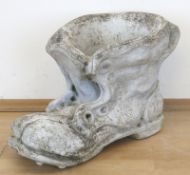 Blumenkübel in Form eines alten Schuhes, Steinguß, Witterungsspuren, 37x66x32 cm