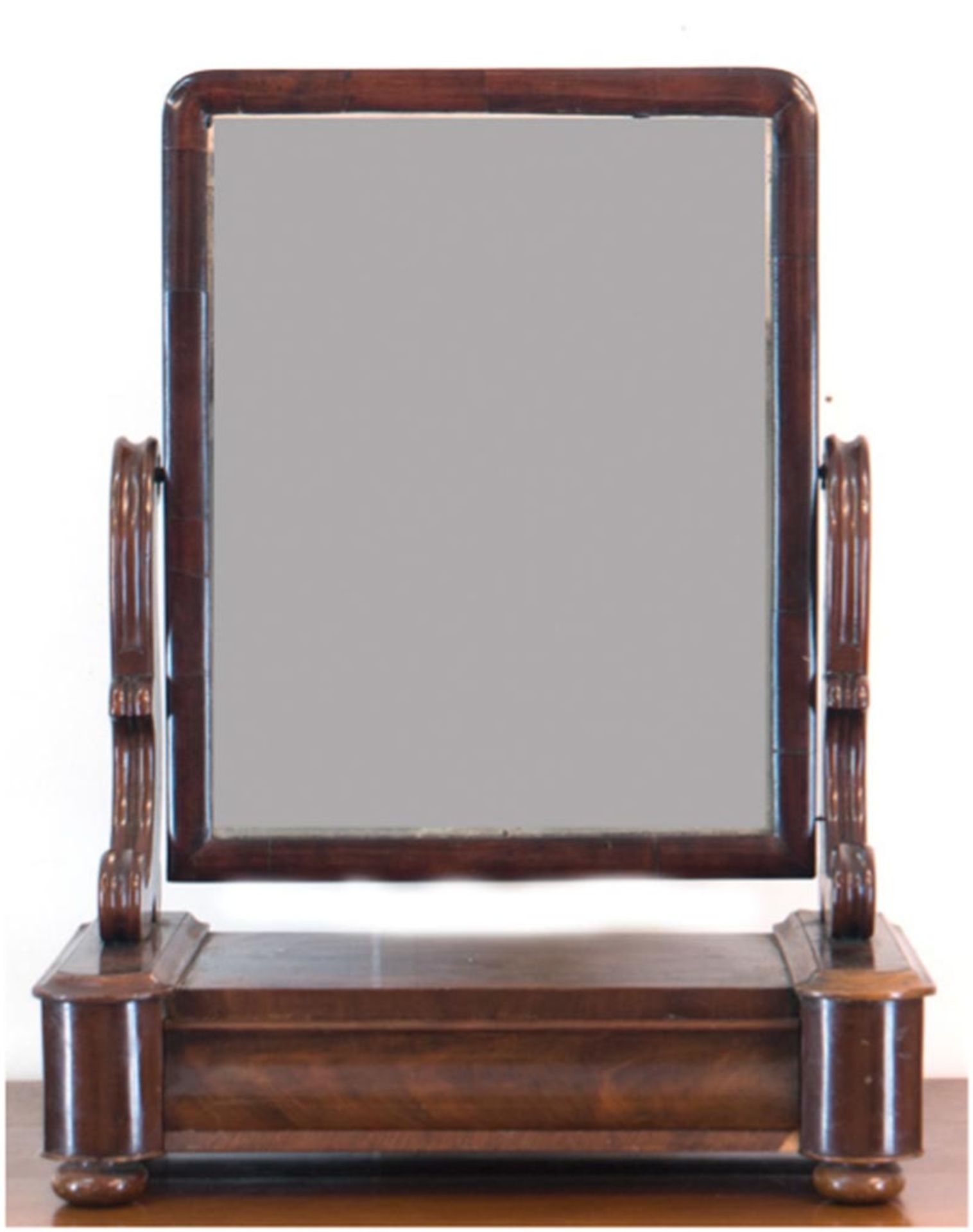 Tischspiegel, um 1840, Mahagoni furniert, über 1-schübigem Sockel rechteckiger, schwenkbarer Spiege