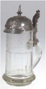 Bierkrug, um 1900, facettiertes Glas mit Schliff, Zinnmontierung in Form einer Pickelhaube mit Wapp
