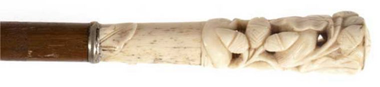 Flanierstock mit geschnitztem Beingriff, verziert mit Eichenlaub, heller Schuß, Gebrauchspuren, L. 