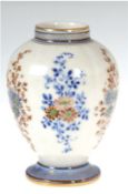 KPM-Vase, um 1900, florale Unterglasurmalerei und Goldstaffage, H. 11 cm