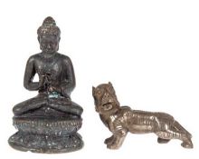 2 Figuren "Buddha" und "Tiger", Asien, Bronze bzw. Weißmetallguß, Buddha H. 13 cm, Tiger L. 10 cm