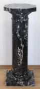 Marmorsäulen, schwarz, weiß marmoriert, über quadratischem Stand zylindrische Säule mit 8-eckiger D