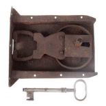 Truhenschloss mit Schlüssel, Eisen, rostig, Gebrauchspuren, Gesamtlänge 15,5 cm