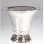 Vase, Silber, Schweden 1919, C.G. Hallberg, 489 g, aufgewölbter Rundfuß, im unteren Bereich Musch