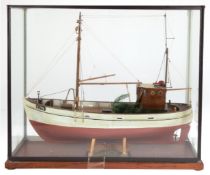 Modellschiff "Ostseekutter E 714", ca. 1950/60, mit vielen kleinen Details, auf Holzsockel, 37x10x5