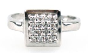 Ring, 585er WG, ges. 4,37 g, quadratischer Ringkopf besetzt mit 16 Brillanten von zus. ca. 0,16 ct.