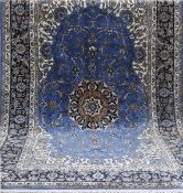 Nain, Iran, blaugrundig mit Zentralmedaillon, 335x200 cm