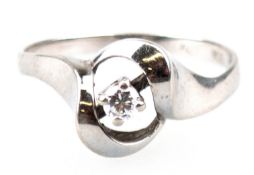 Ring, 585er WG, ges. 4,02 g, durchbrochener Ringkopf besetzt mit 1 Brillant von 0,07 ct., RG 55