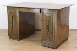 Jugendstil-Schreibtisch, Palisander furniert, 3-seitig intarsiert, 1-türige Seitenteile mit inneren