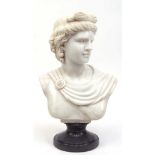 Marmor-Büste "Diana", römisch, weiß, auf rundem, braunem Sockel, an der linken Schulter rückseitig