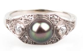 Art Deco-Ring, 585er WG und Platin, graue Tahitiperle 7mm, Brillanten ca. 0,35 ct., RG 57, Innendur