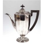 Kaffeekanne, England, plated, polygonaler Korpus mit Ebenholzgriff, H. 20 cm