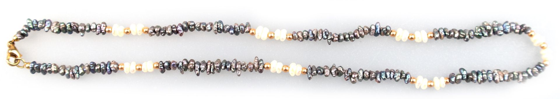 Biwa-Perlenkette, graue und weiße Perlen mit goldenen Zwischenteilen, Verschluss 333er GG, Länge ca