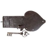 Barock-Schloss mit Original-Schlüssel, Eisen, rostig, Gebrauchspuren, Gesamtlänge: 28 cm, Länge bis