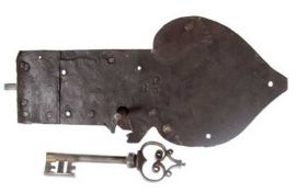 Barock-Schloss mit Original-Schlüssel, Eisen, rostig, Gebrauchspuren, Gesamtlänge: 28 cm, Länge bis
