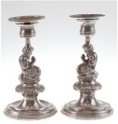 Paar Kerzenhalter, 19. Jh., Silber, undeutl. punziert, runder getreppter Stand mit Reliefkante, fig