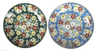 2 Teller China, polychromer Blütendekor auf blauem bzw. grünem Grund, Dm. 19,5 cm