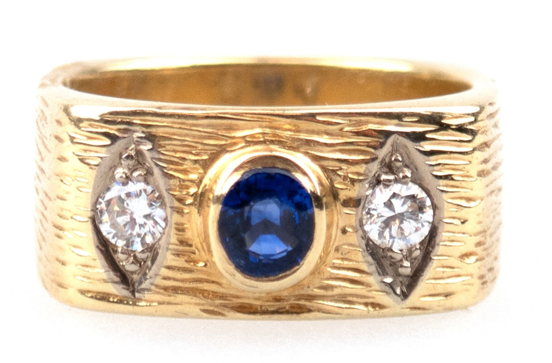 Ring,  585er GG, ges. 14,85 g, ausgefasst mit 1 Saphir im facettiertem Ovalschliff, hochfeines, leu
