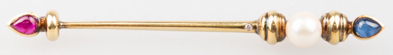 Krawattennadel, 585er GG, besetzt mit Perle, kleinem Brillant und Rubin bzw. Saphir an den Enden, L