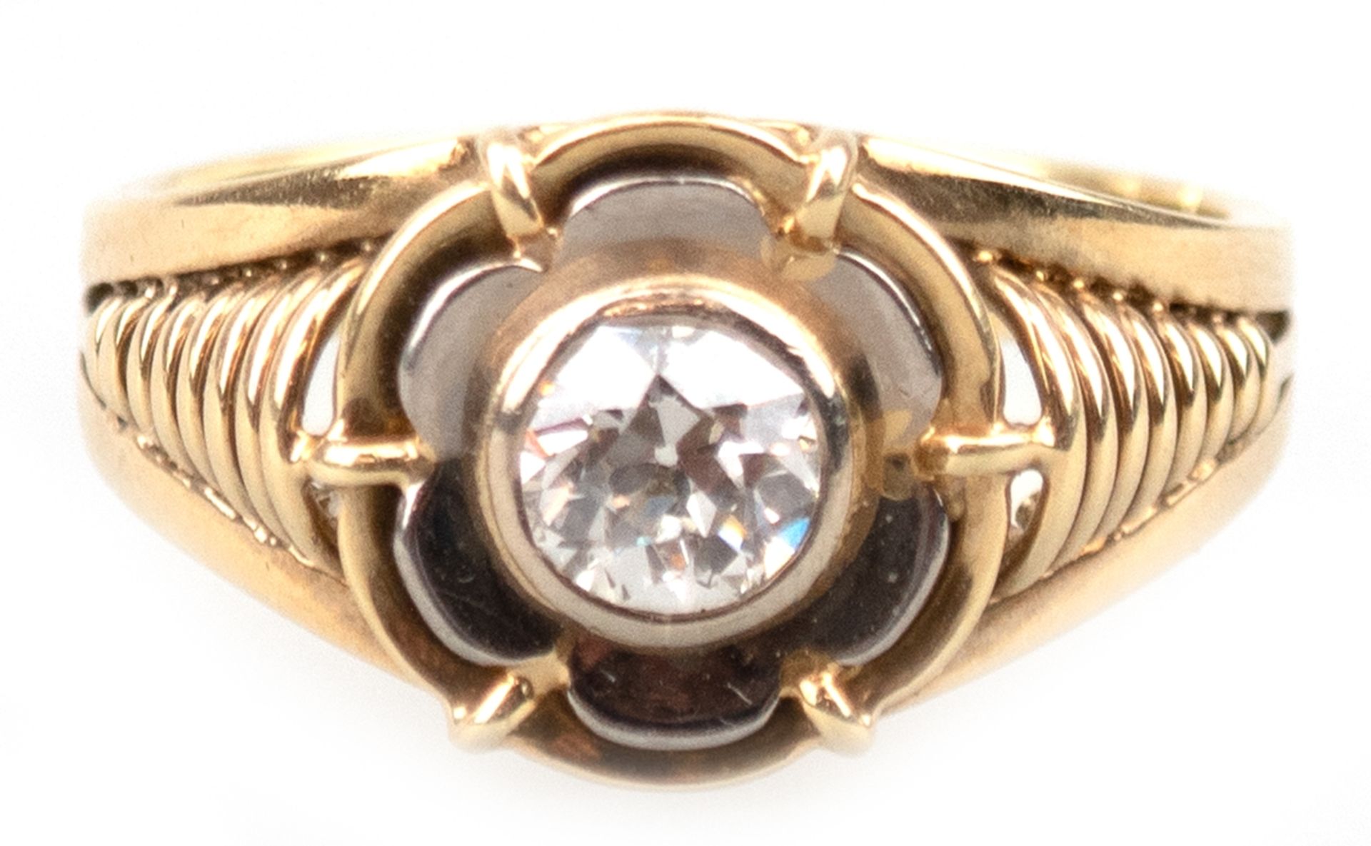 Brillant-Ring, 585er GG/WG, ges. 6,12 g, blütenförmiger Ringkopf besetzt mit Brillantsolitär im Alt