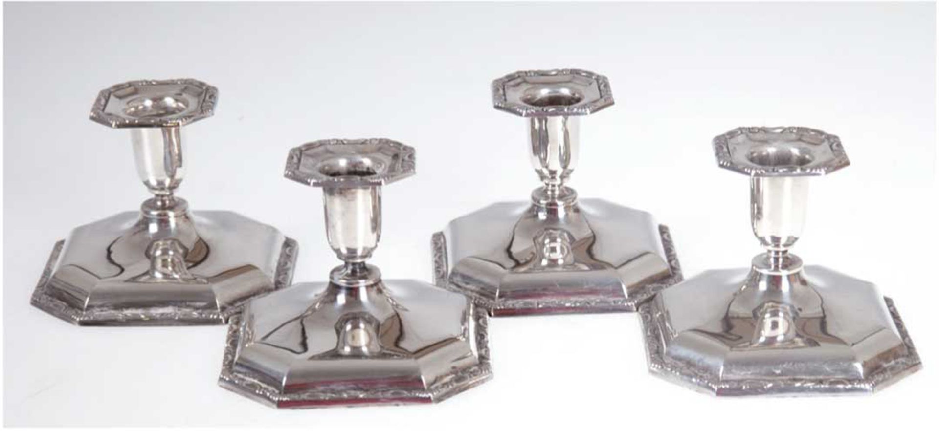 4 Kerzenhalter, 830er Silber, Schweden, punziert, Stand gefüllt, achteckiger Fuß und Tüllenrand mit