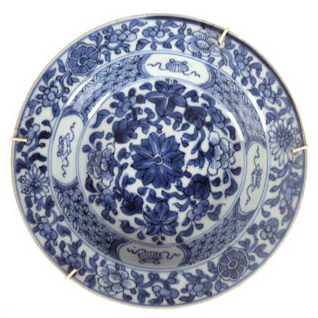 Teller, China, 19. Jh., mit foraler Blaumalerei, am Rand leicht best., Gebrauchspuren, Dm. 16 cm