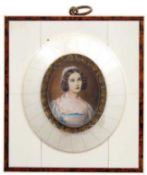 Miniatur "Damenporträt", feine Malerei auf Bein, oval, 5x4 cm, im Beinrahmen, 10,5x9,5 cm
