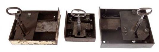 Konvolut von 3 Kastenschrankschlösser mit Schlüssel, um 1800, Eisen, Gebrauchspuren, Maße 8,5x8,5 b