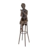 Bronze-Figur im Art Deko-Stil "Junge Frau auf Barhocker sitzend und sich die Lippen schminkend", Na