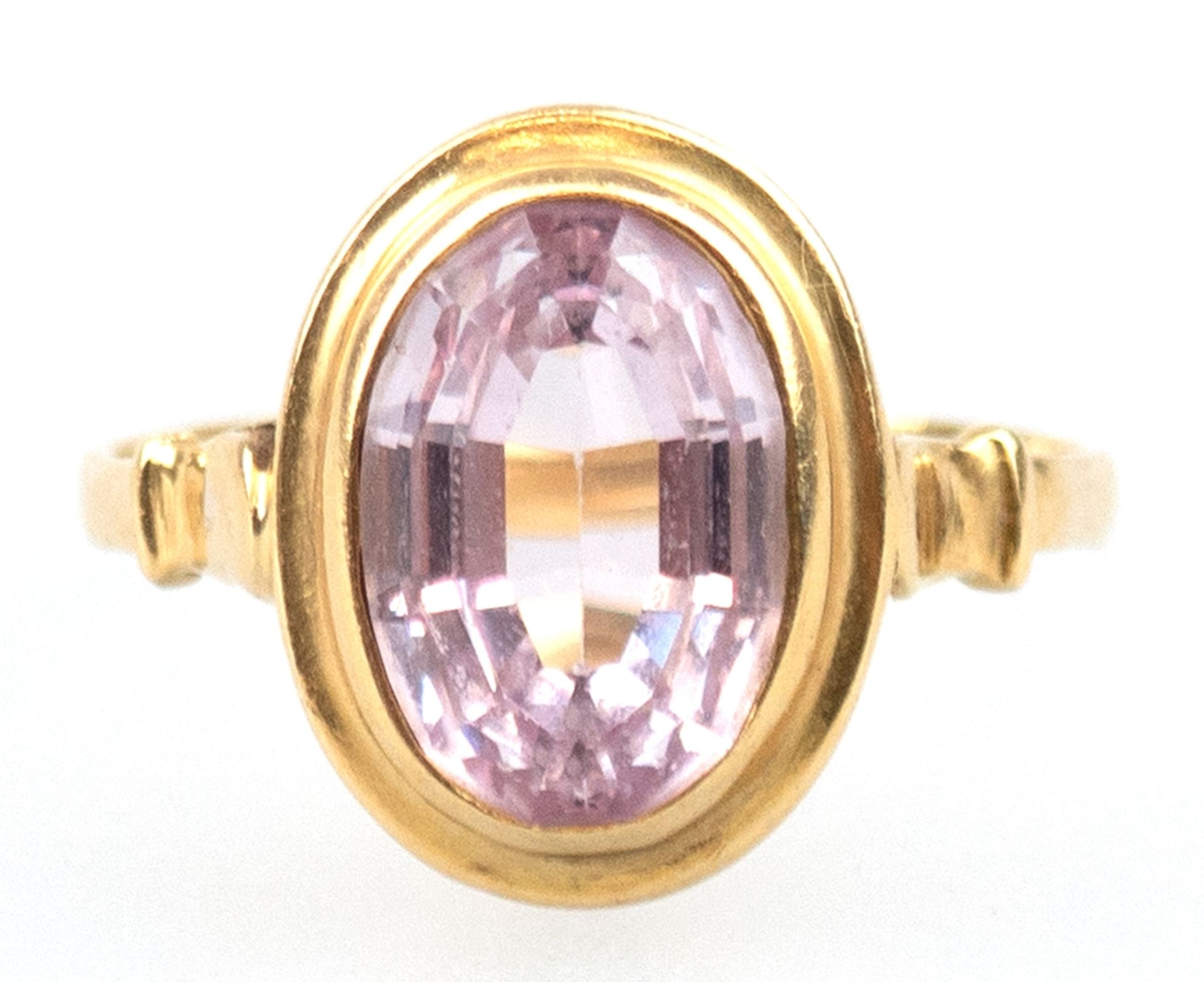 Ring, 585er G (geprüft), ges. 3,8 g, besetzt mit oval facettiertem, leicht lila Spinell, RG 58