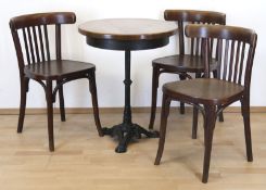 Bistro-Tisch mit 3 Bugholz-Stühlen, Tisch mit Fuß aus Gußeisen und runder Holzplatte, H. 73 cm, Dm.