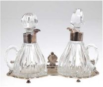 Menage, Essig- und Ölkännchen auf 800er Silbertablett mit 1 Handhabe, Glaskännchen mit 925er Silber