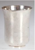 Becher, 835er Silber, punziert, ca. 162 g, Hammerschlagstruktur, kl. Delle im unteren Bereich