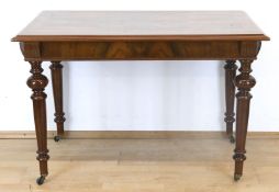 Gründerzeit-Tisch, Nußbaum, furniert, über gedrechselten Beinen auf Rollen rechteckige Zarge mit üb