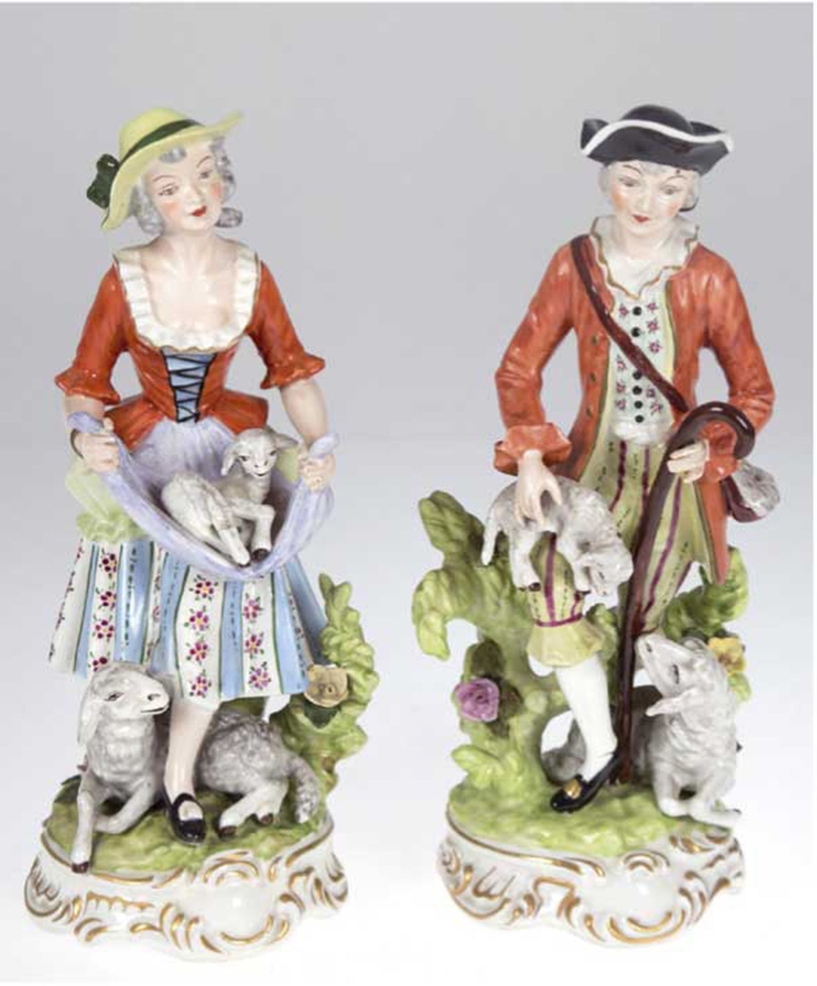 Paar Porzellan-Figuren "Schäfer und Schäferin mit Lämmchen", auf Rocaillensockel, polychrome Bemalu
