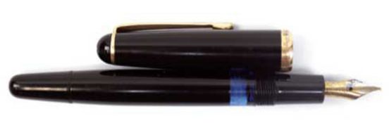 Montblanc-Kolbenfüller, Meisterstück-Nr. 342, schwarz mit Goldfeder, Gebrauchspuren, L. 12,5 cm