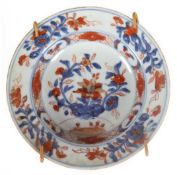 Teller, China, 19. Jh., mit floraler Blaumalerei in Gold und Rot, Gebrauchspuren, Dm. 17 cm