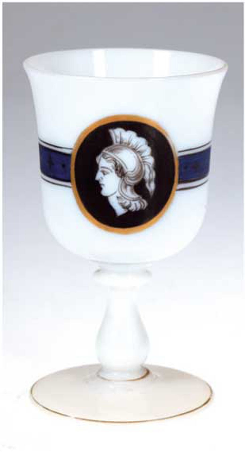 Biedermeier-Glas, weißes opakes Pokalglas mit blauer Bordüre und schauseitigem Porträtmedaillon, H.