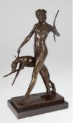 Bronze-Figur "Diana mit Hund", Nachguß 20. Jh., bezeichnet "E. Mc Cartan", braun partiniert