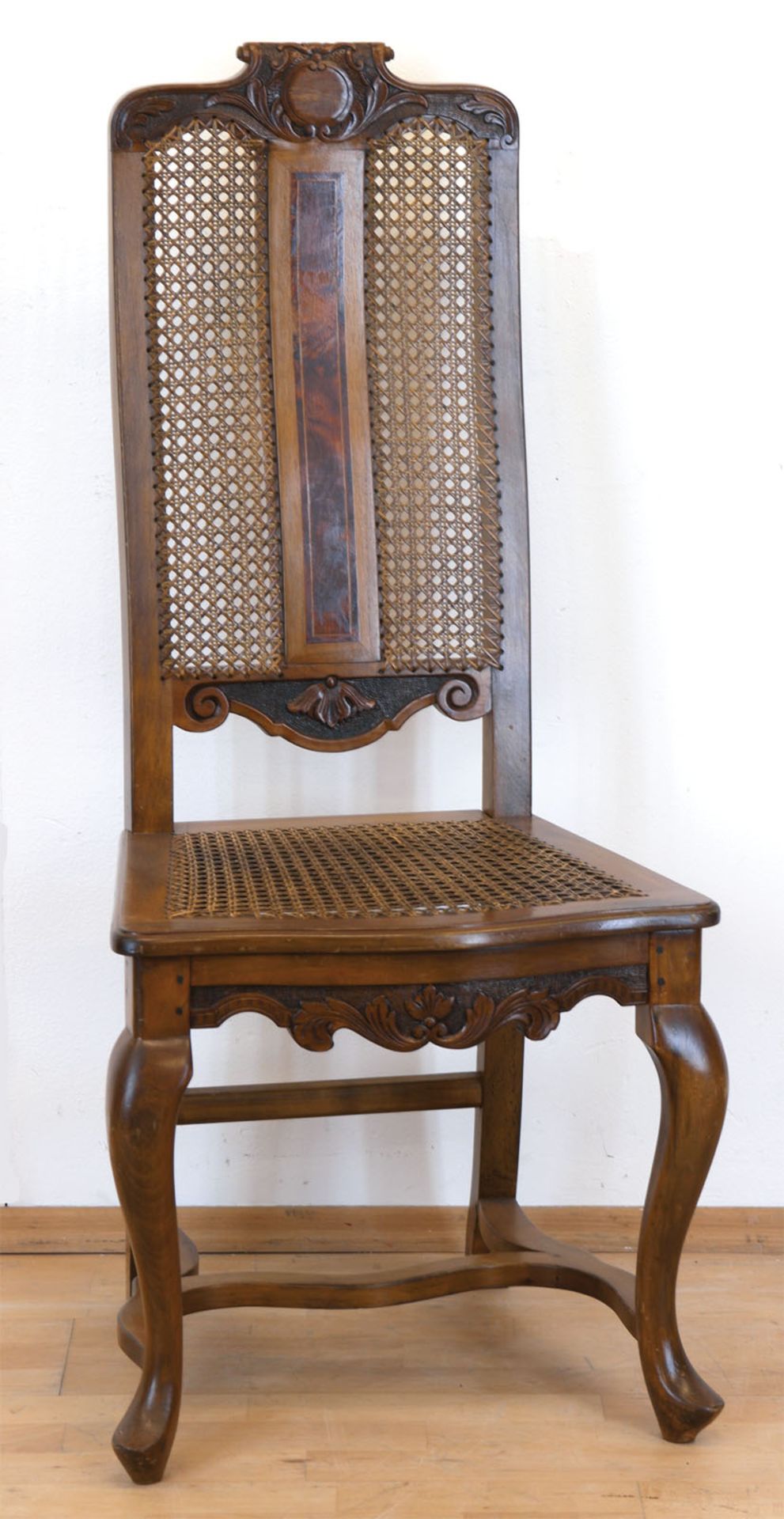 Braunschweiger Neobarock-Stuhl, Nußbaum, beschnitzt, Sitz und Rückenlehne mit Rohrgeflecht, Rückenl