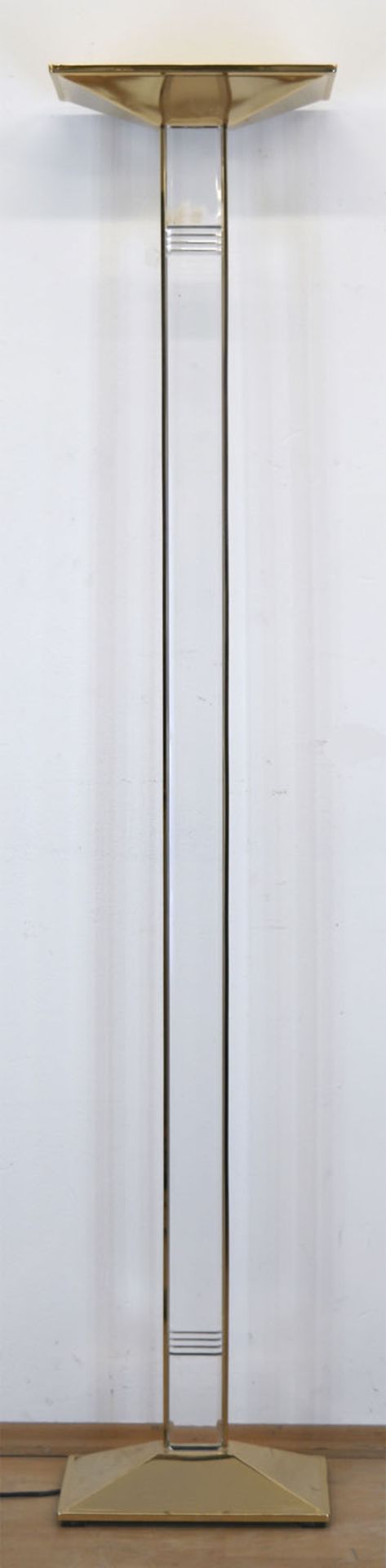Design-Stehlampe, Deckenfluter, Messing, Schaft aus Acrylglas in Messingrahmung, Gebrauchspuren, 18