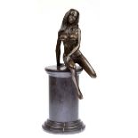 Bronze-Figur "In erotischer Pose sitzender weiblicher Akt", Nachguß 20. Jh., bez. "Mavchi", braun p