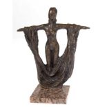 Bronzefigur "Weiblicher Akt, ein Tuch über den ausgebreiteten Armen haltend", unsigniert, braun pat