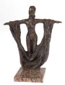 Bronzefigur "Weiblicher Akt, ein Tuch über den ausgebreiteten Armen haltend", unsigniert, braun pat