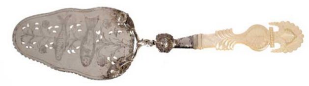 Fischheber, 19. Jh., 13 Lot Silber, mit geschnittenem Perlmuttgriff, durchbrochener Heber mit zisel