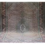 Täbriz, Iran, Mahi 50 Raj, mit Seide, hellgrundig mit Zentralmedaillon und durchgehendem Muster, 28